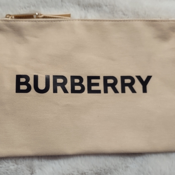 🆕Burberry Wristlet - Picture 7 of 10